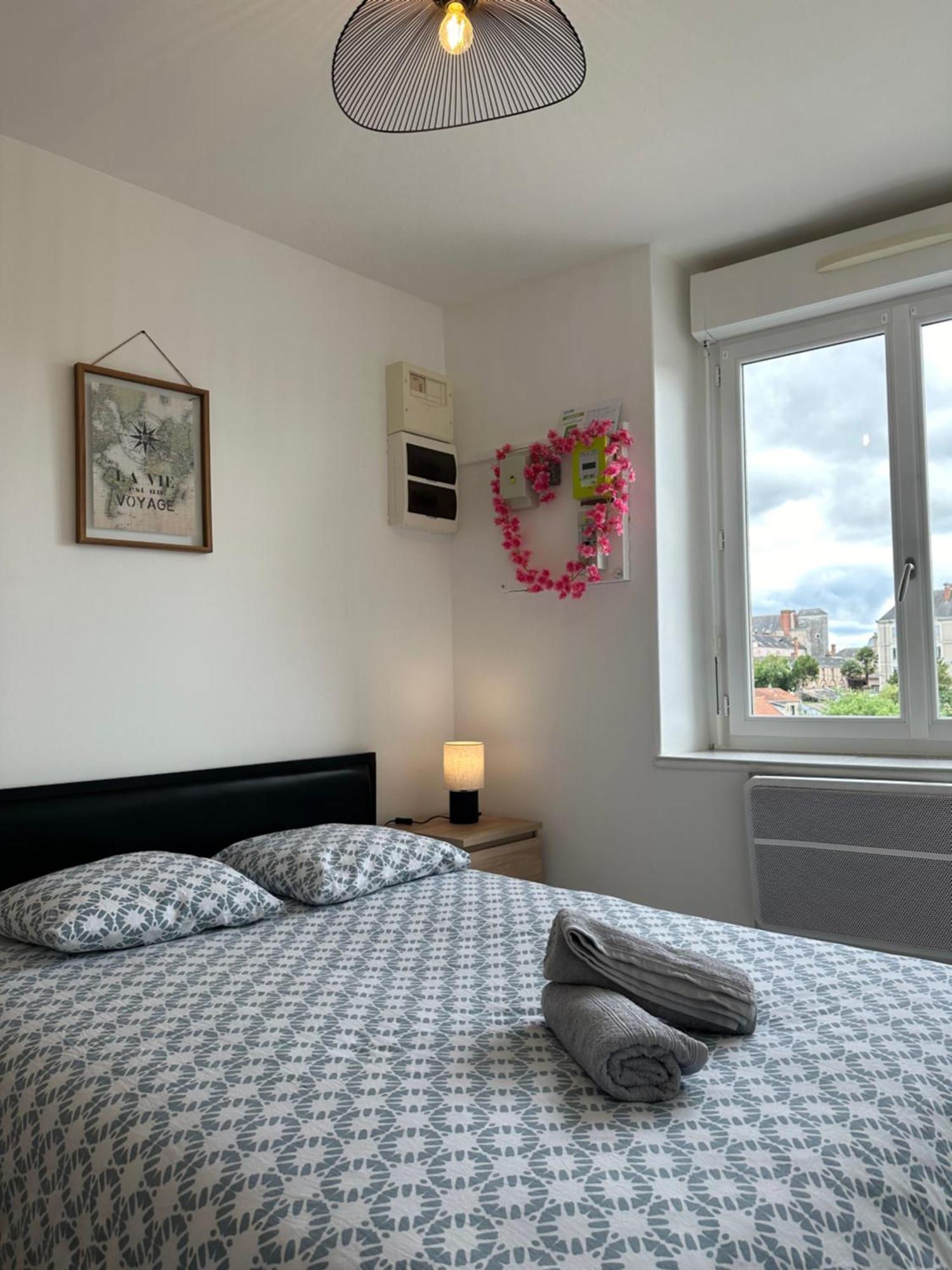 Appartement Cosy En Centre Ville Cholet Exterior foto